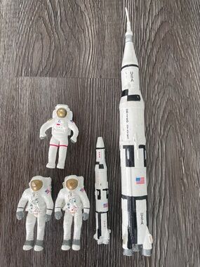 Vintage Space Voyagers Apollo Saturn Rocket Play-set with Astronaut Figurines